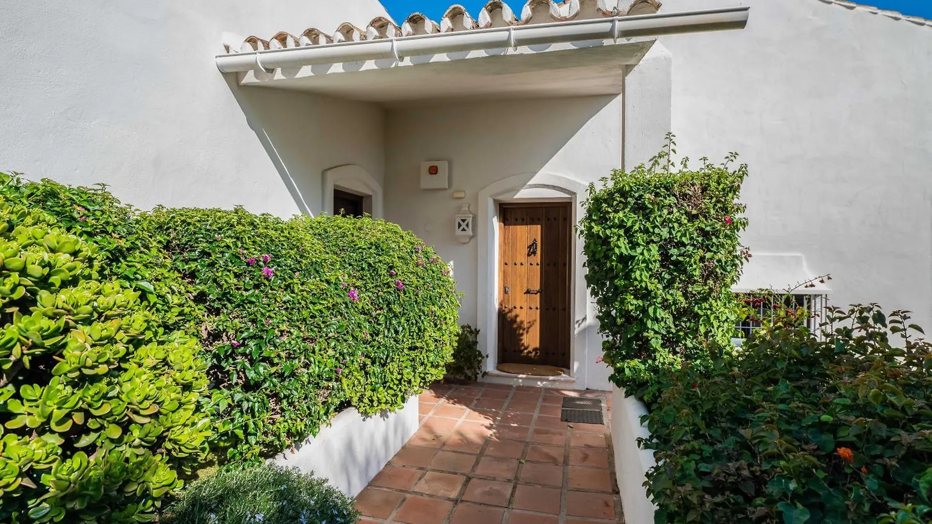 Villa In Marbella With Golf Views 스페인
