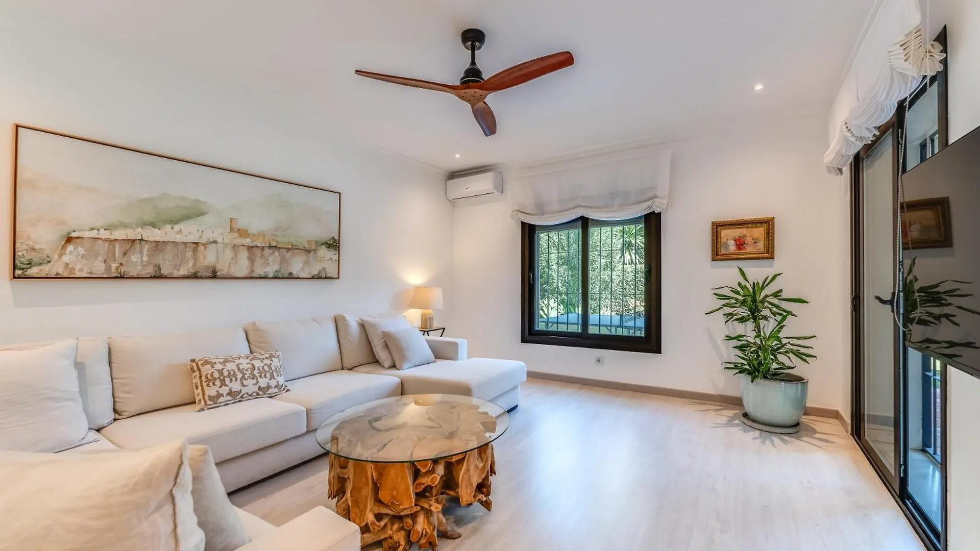 Villa In Marbella With Golf Views 스페인